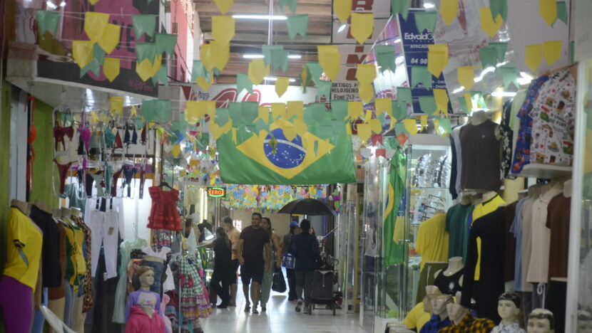 Comércio de Natal terá horários especiais na segunda-feira 29 durante jogo do Brasil; confira