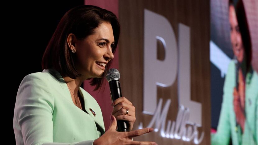 Após críticas, Michelle diz que política para educação de surdos foi elaborada no governo Bolsonaro