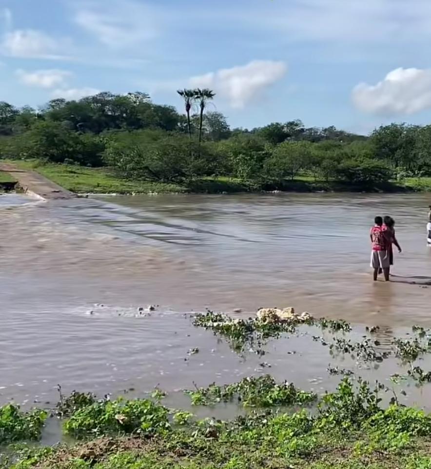 Passagem Molhada de Paraú volta a receber grande volume de água e chama atenção da população