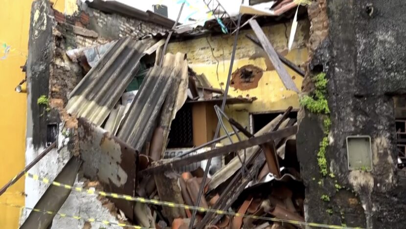 Casa interditada desaba em Mãe Luiza e casal de idosos escapa sem ferimentos