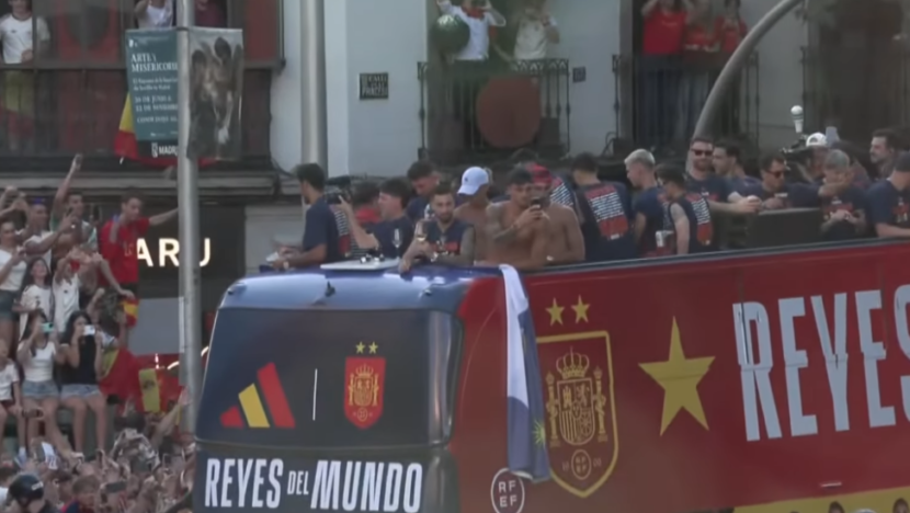 Seleção da Espanha é recebida por multidão em Madri após título da Copa