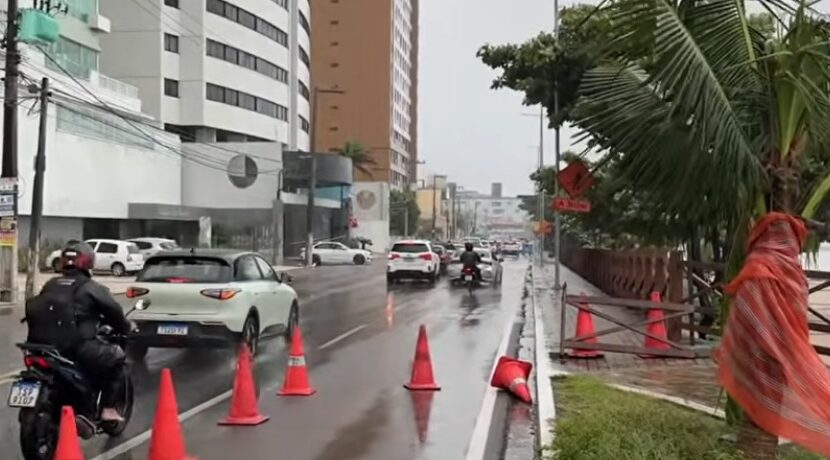 Chuva derruba calçadão em Areia Preta