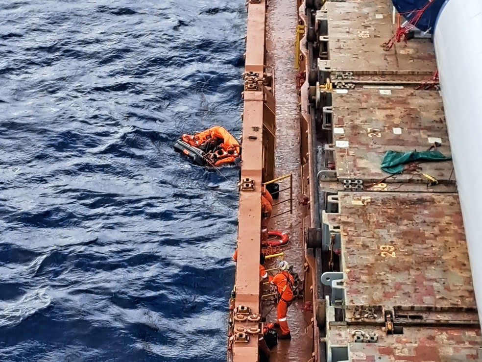 Tripulantes são resgatados em alto mar 