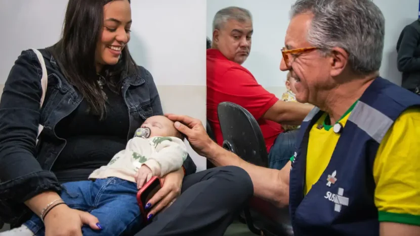 Ministério da Saúde começa a vacinar crianças com a pneumo 20 Imunizante protege contra bacteria que causa pneumonia e meningite